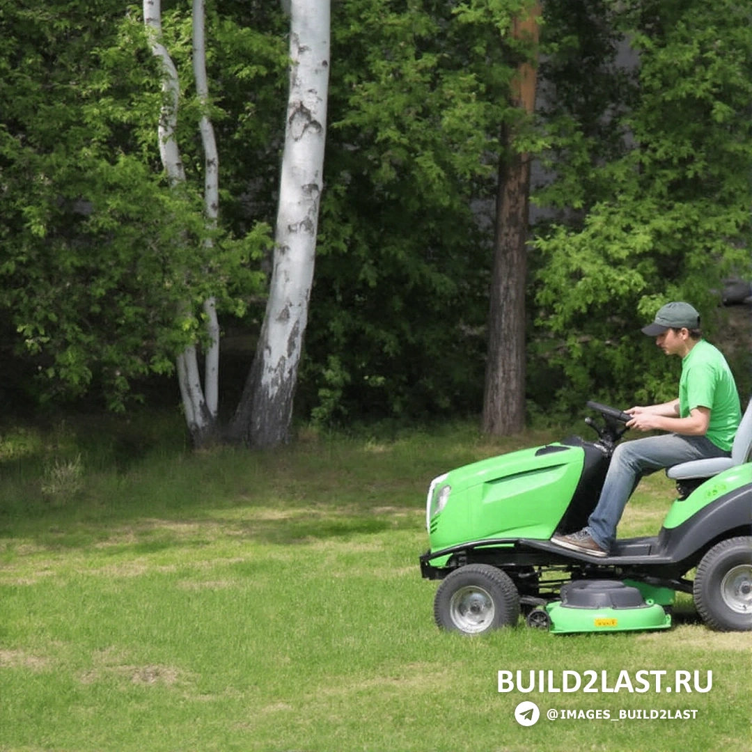 Газонокосилка на зеленом газоне.