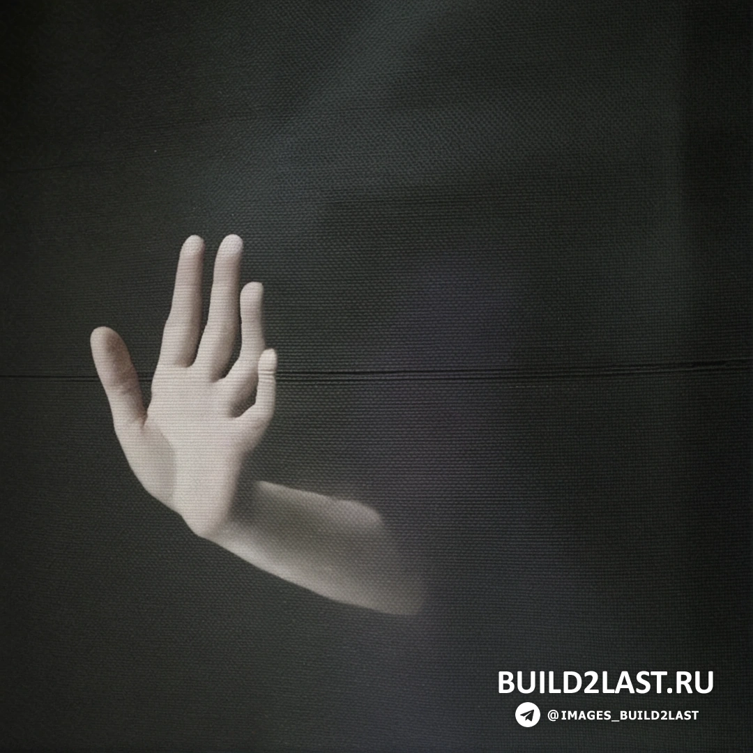 Картинка с чашкой кофе на деревянной поверхности в мягком свете