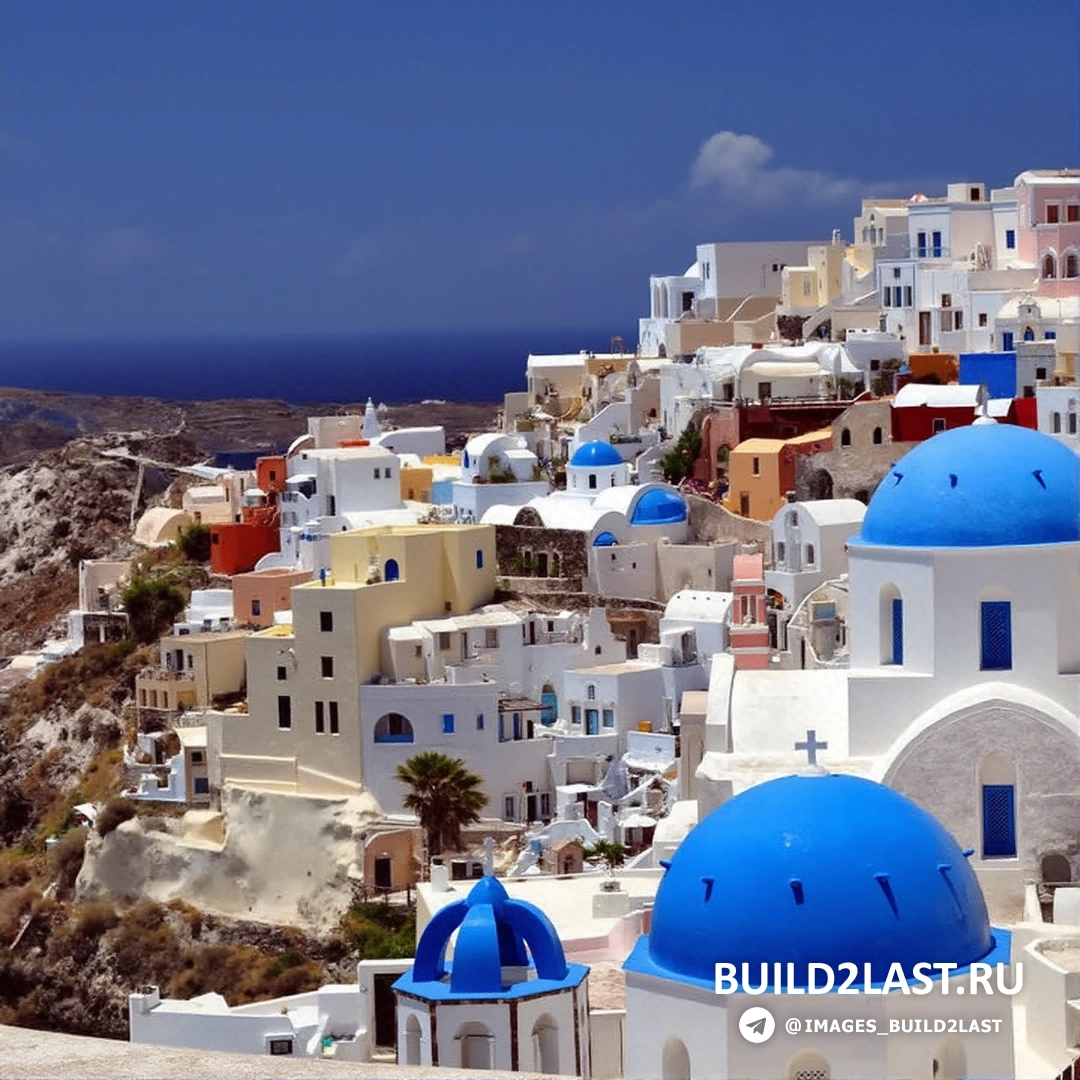 Побережье Санторини с белыми зданиями и синей водой в июле и августе