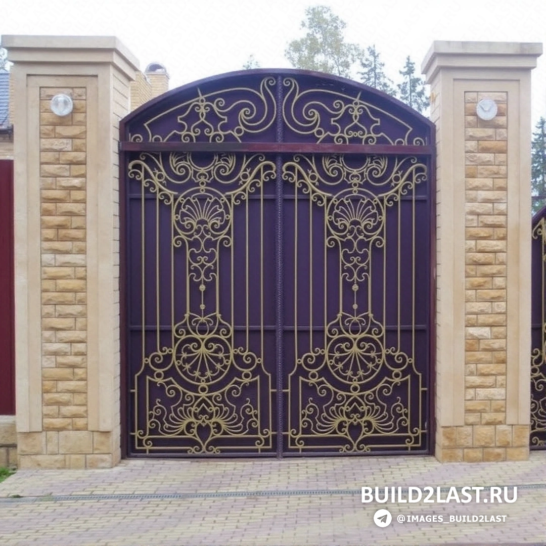 Распашные ворота с коваными элементами, золотистыми и фиолетовыми деталями, на фоне кирпичной кладки