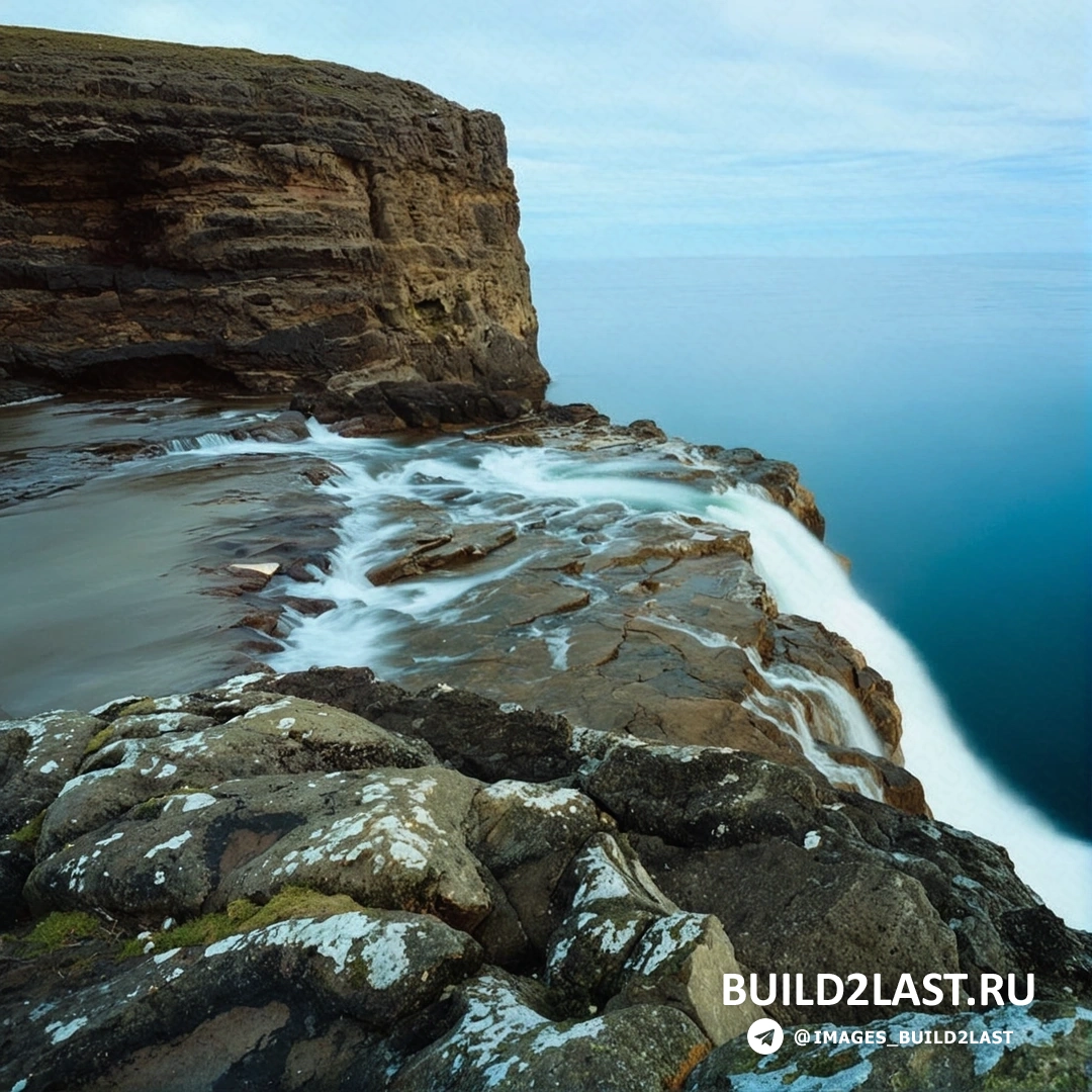 Скалы, обрушивающиеся в воду озера Сорвагсватн, создающие драматичный пейзаж.